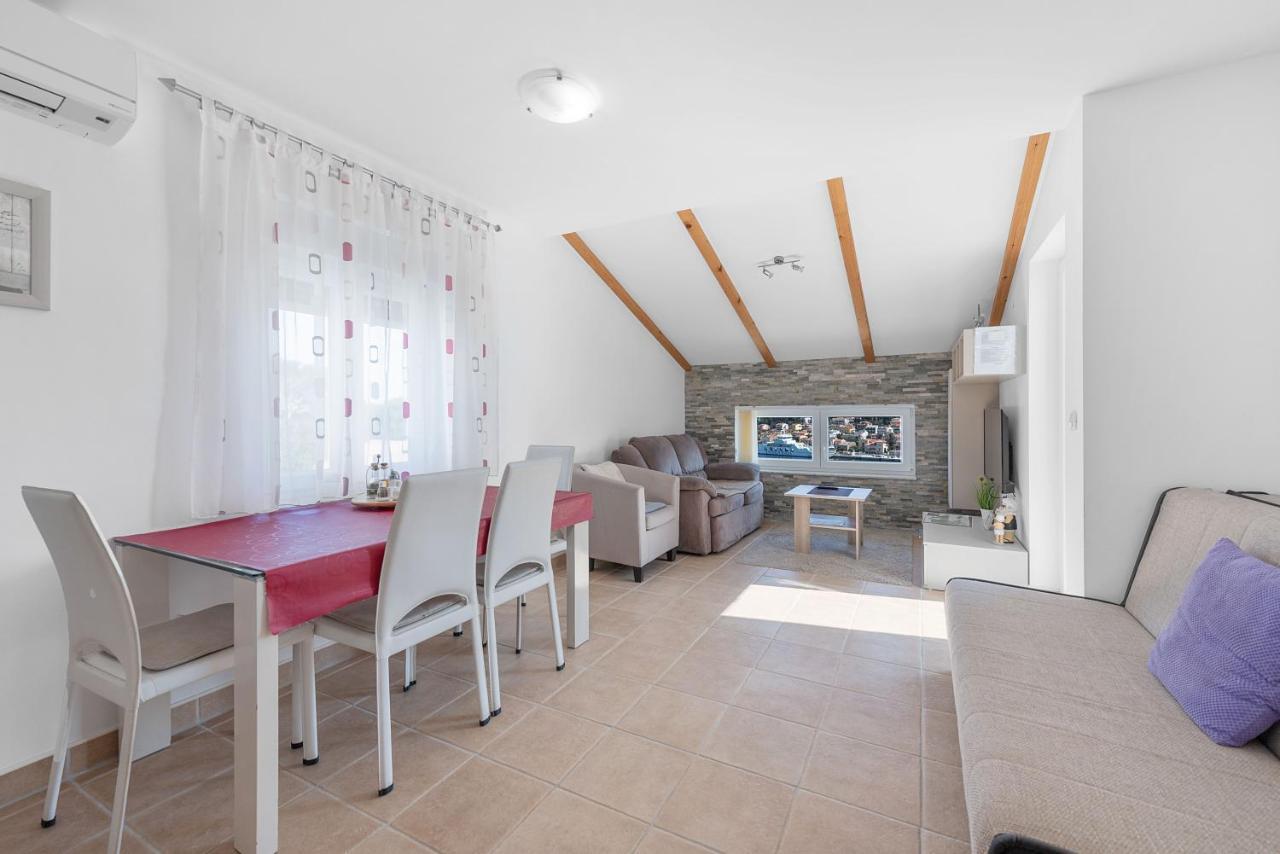 מאלי לוסיניי Apartments Joni Cikat מראה חיצוני תמונה