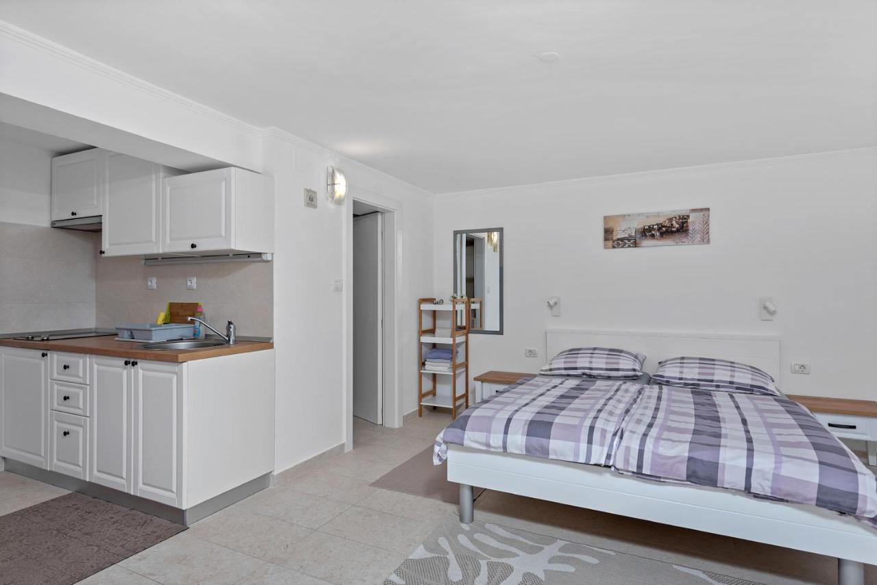 מאלי לוסיניי Apartments Joni Cikat מראה חיצוני תמונה