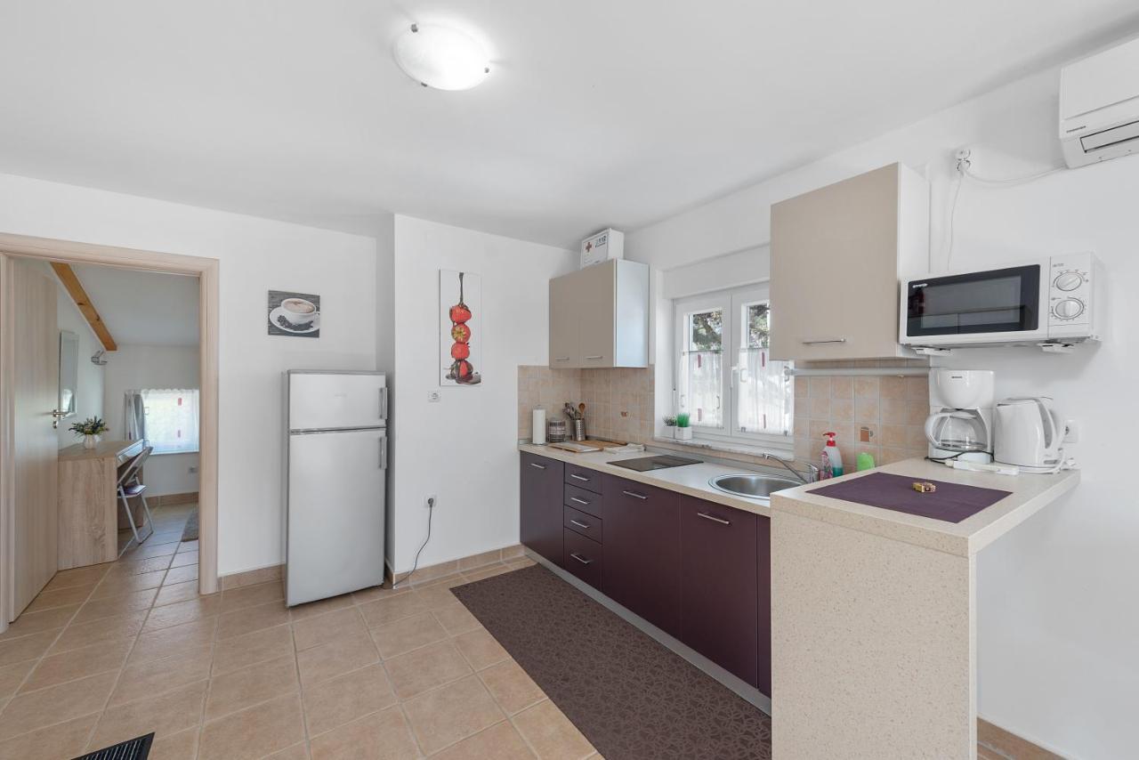 מאלי לוסיניי Apartments Joni Cikat מראה חיצוני תמונה