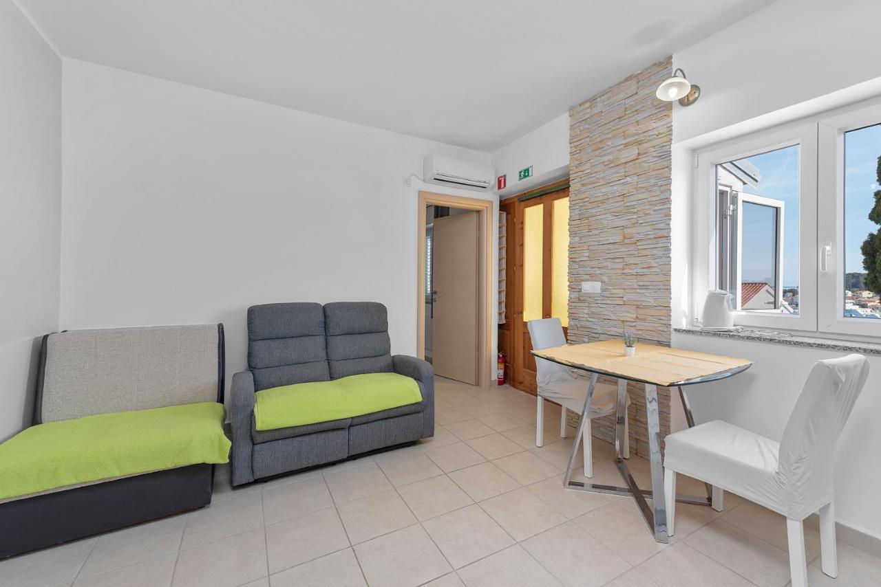 מאלי לוסיניי Apartments Joni Cikat מראה חיצוני תמונה