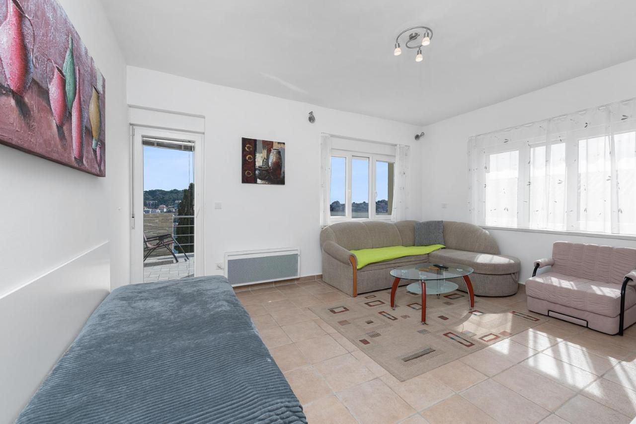 מאלי לוסיניי Apartments Joni Cikat מראה חיצוני תמונה