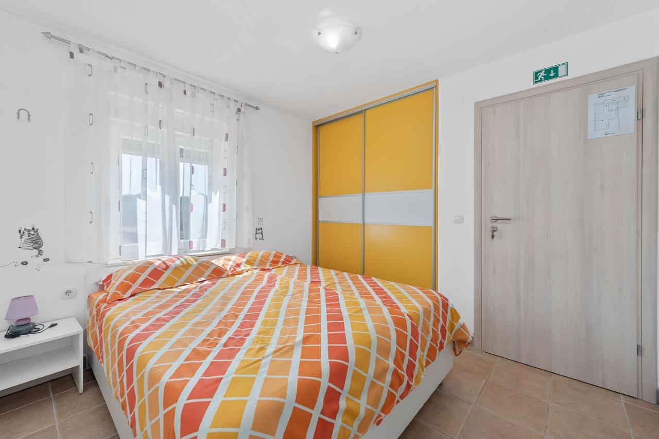 מאלי לוסיניי Apartments Joni Cikat מראה חיצוני תמונה