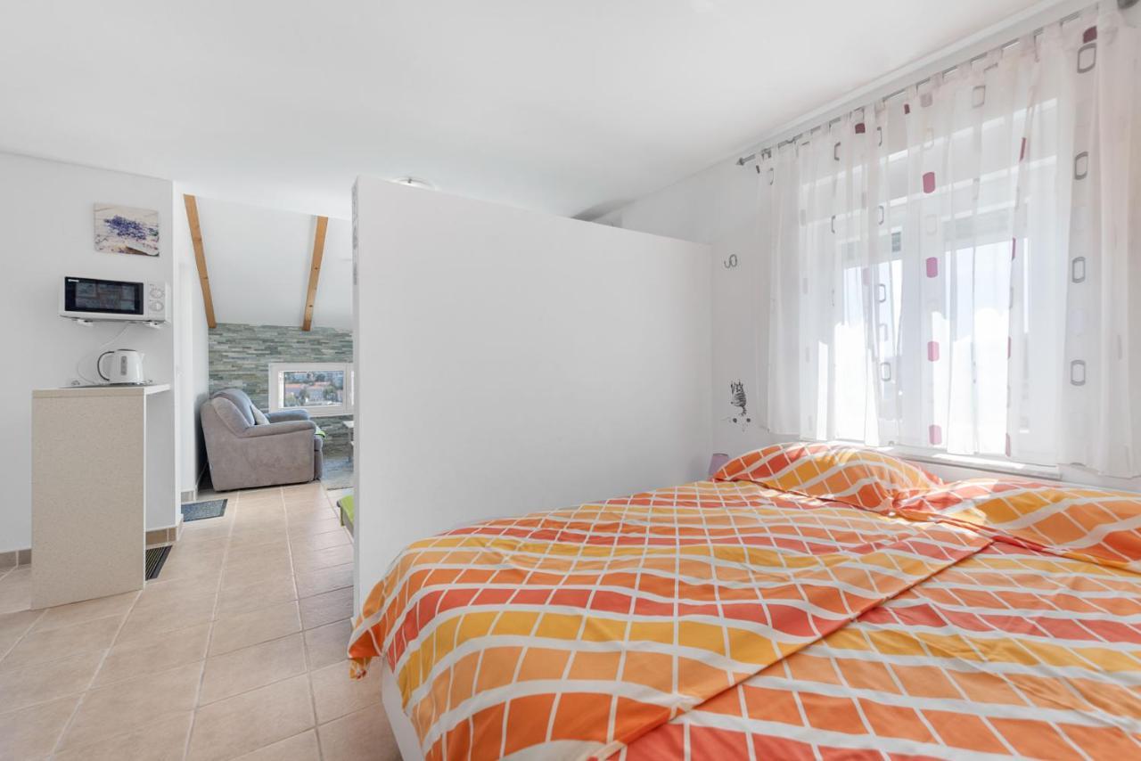 מאלי לוסיניי Apartments Joni Cikat מראה חיצוני תמונה