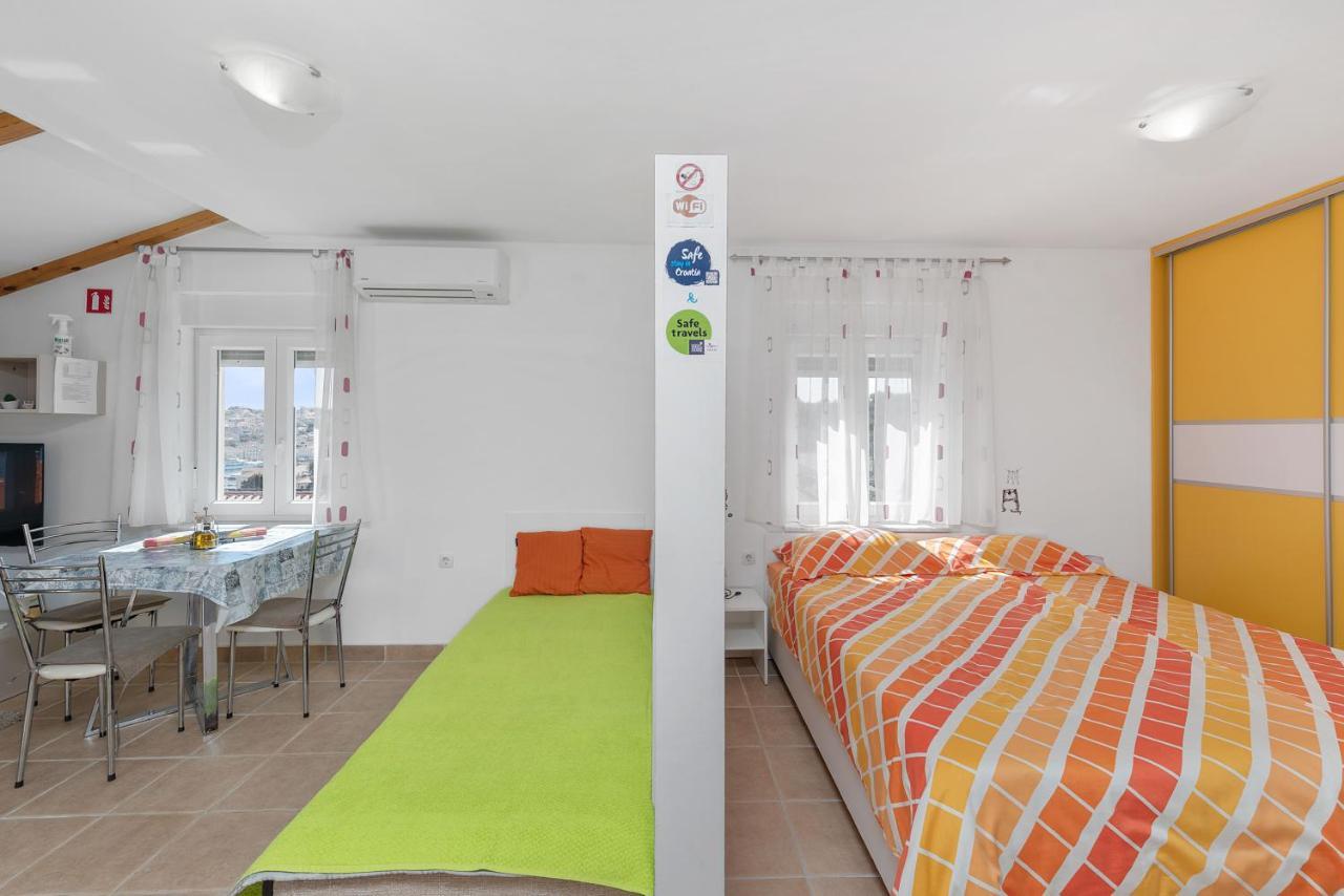 מאלי לוסיניי Apartments Joni Cikat מראה חיצוני תמונה