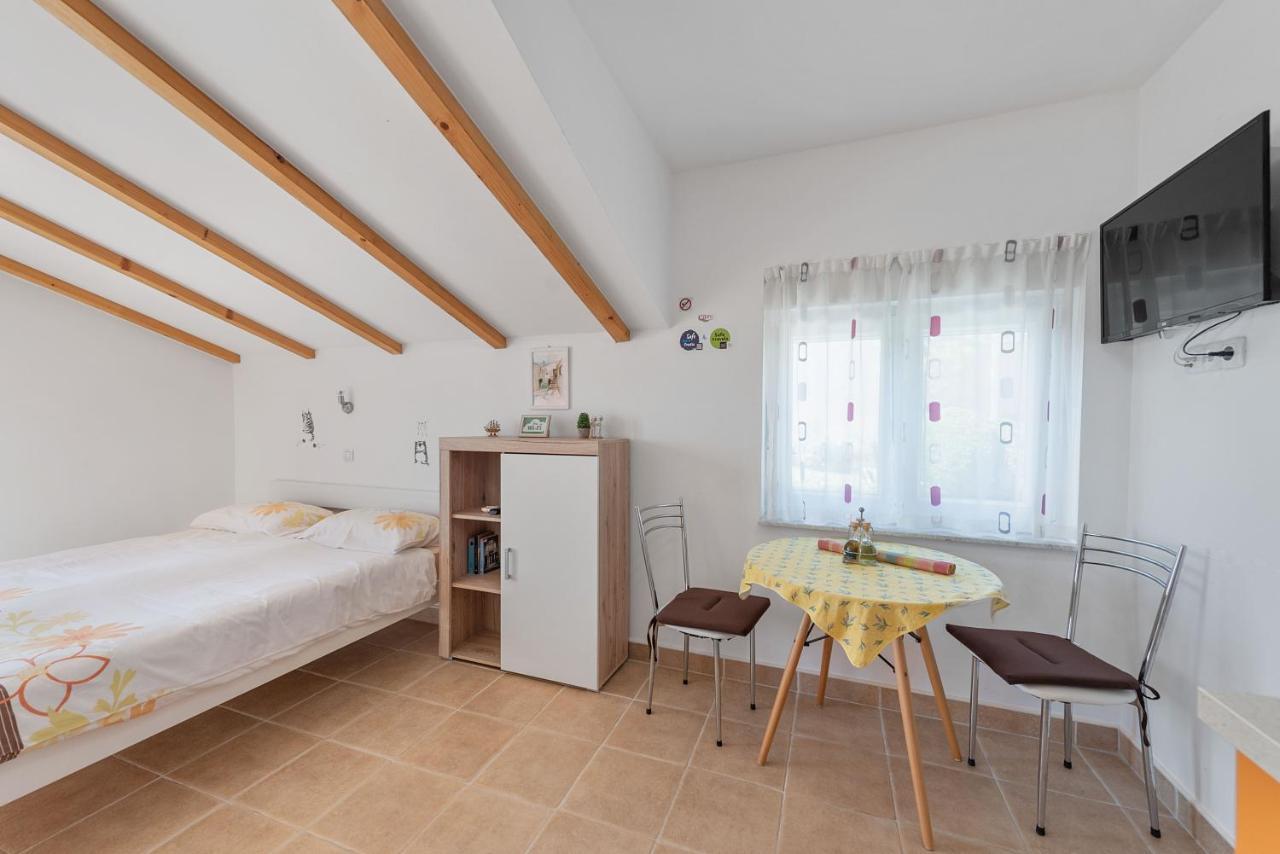 מאלי לוסיניי Apartments Joni Cikat מראה חיצוני תמונה